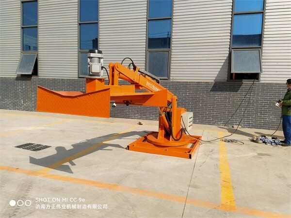 高速(su)公路綠籬(li)修剪機23